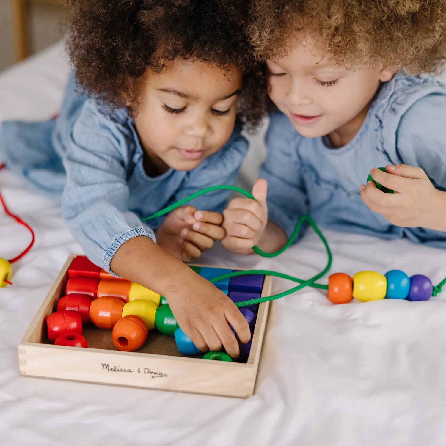 Melissa & Doug Primary Lacing Beads Fädelperlen Holz 30-tlg