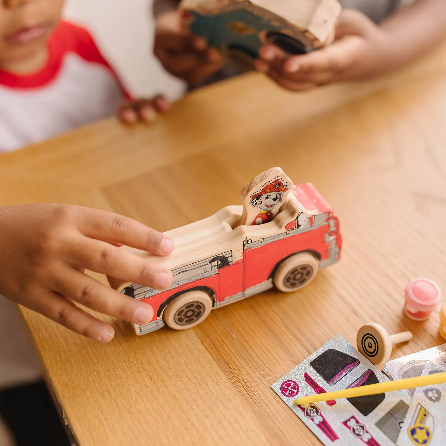 Melissa & Doug PAW Patrol Bastelset Holzfahrzeuge mit Farbe