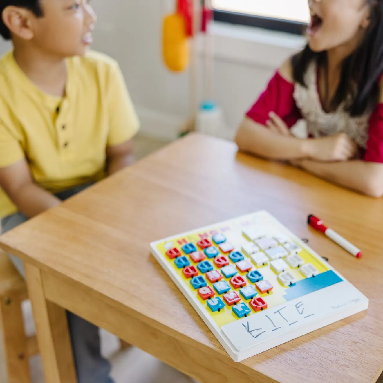 Melissa & Doug Flip-to-Win Hangman Reisespiel Holz