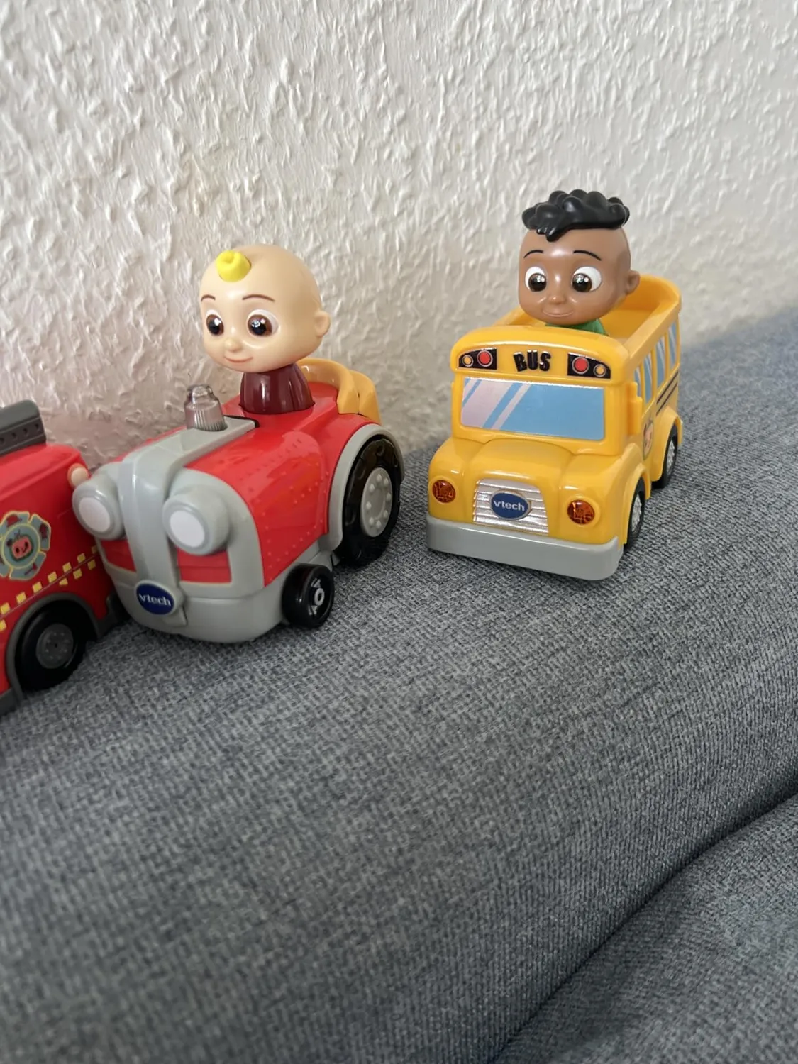 VTech Tut Tut Baby Flitzer CoComelon Codys Schulbus mit Schiene