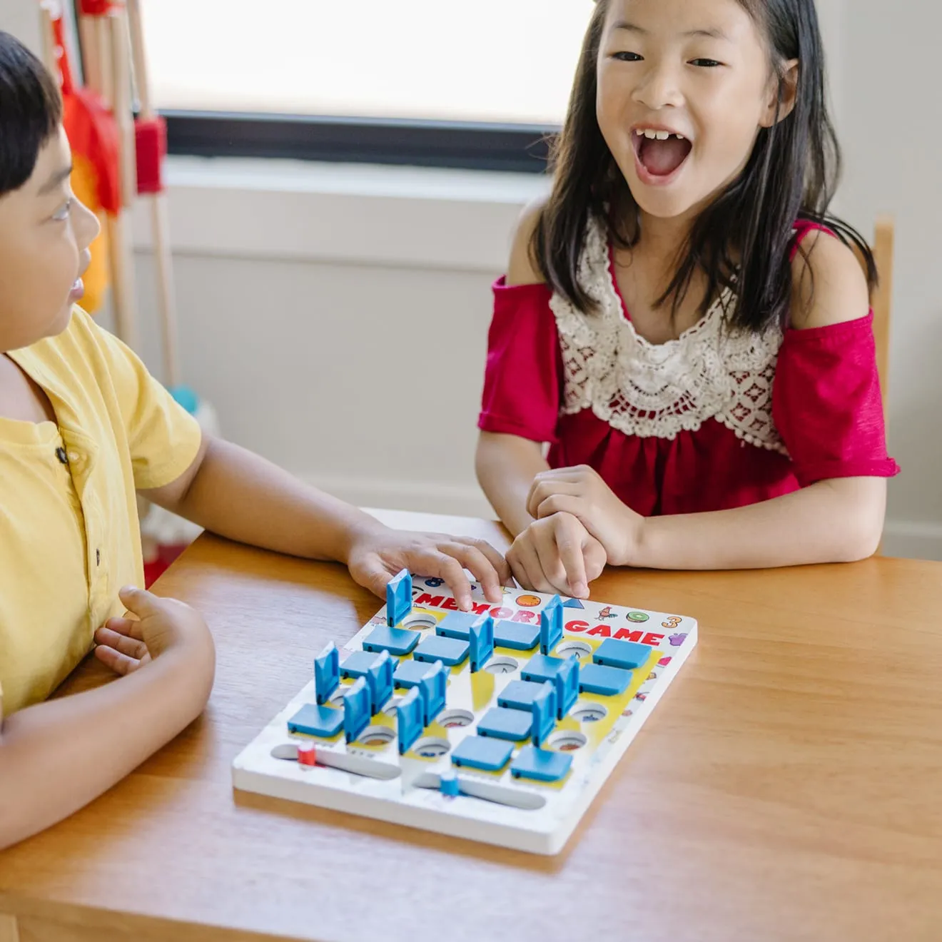 Melissa & Doug Flip-to-Win Memory Spiel Holz Reise