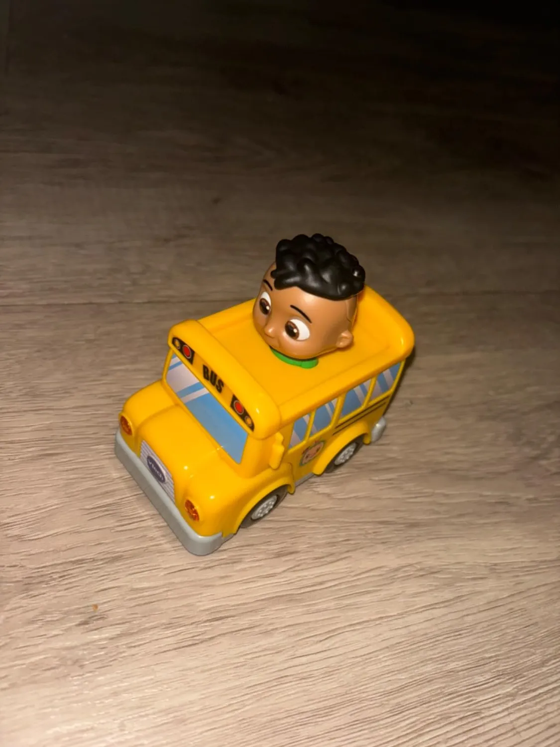 VTech Tut Tut Baby Flitzer CoComelon Codys Schulbus mit Schiene