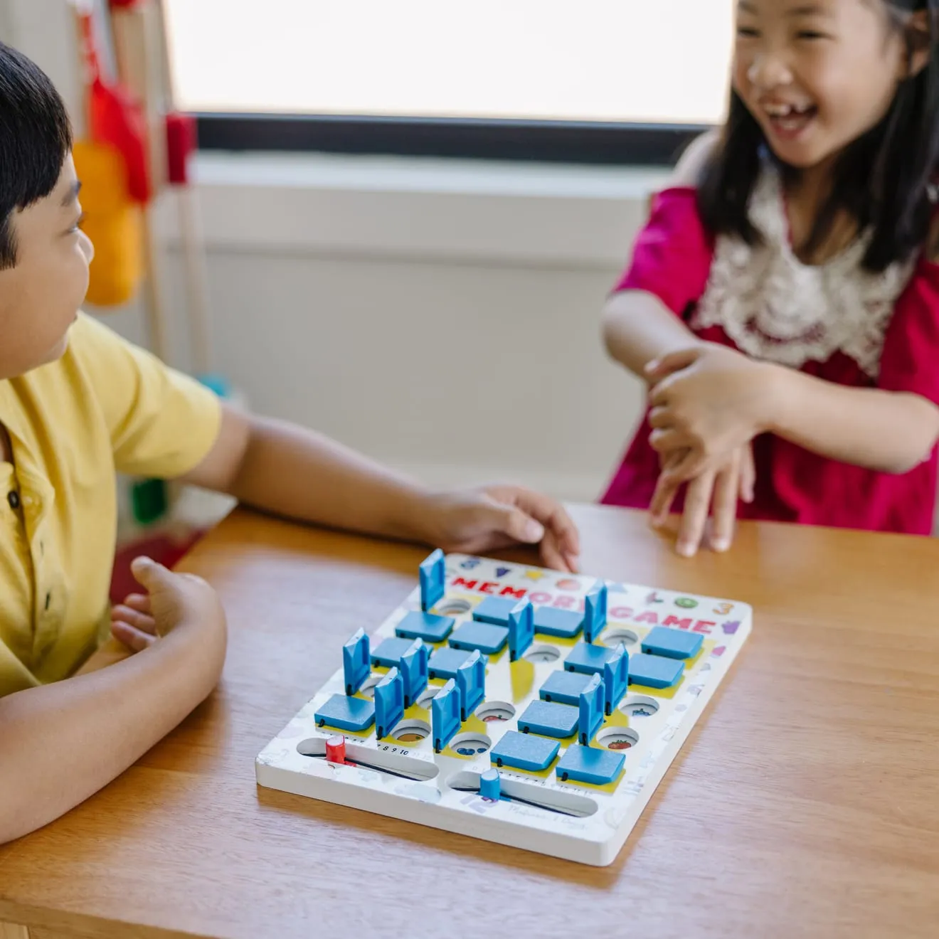 Melissa & Doug Flip-to-Win Memory Spiel Holz Reise