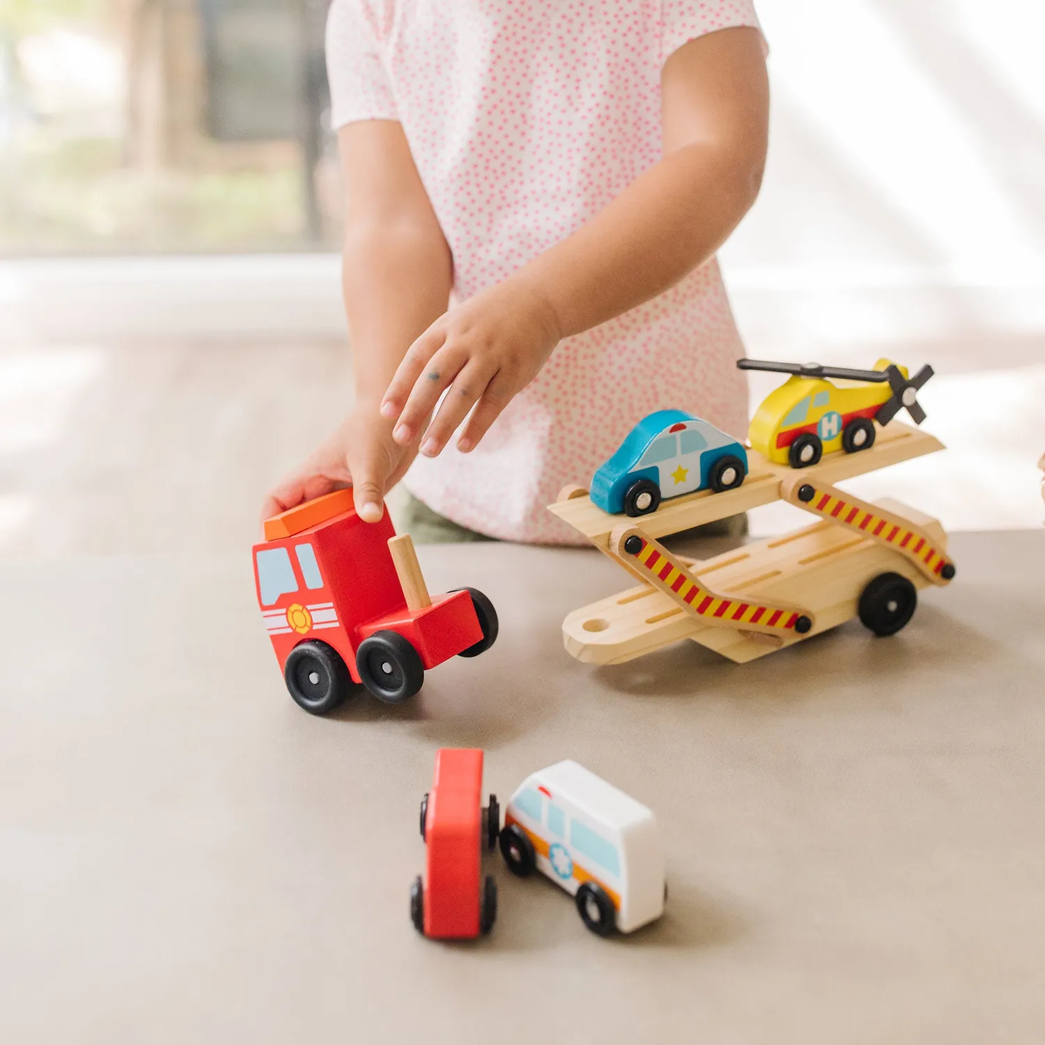 Melissa & Doug Emergency Vehicle Carrier Transporter Holz 4 Autos