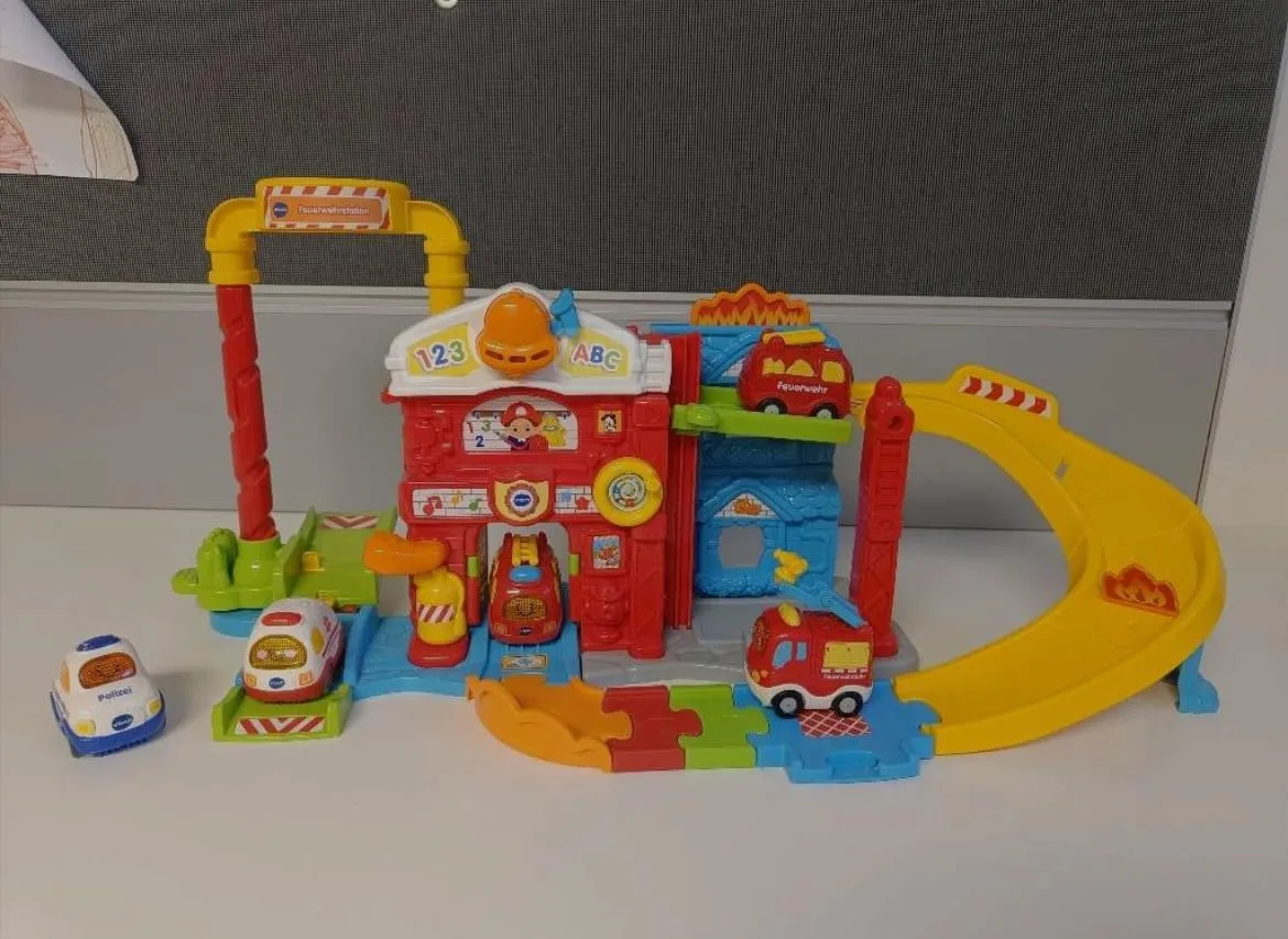 VTech Tut Tut Baby Flitzer Feuerwehrstation mit Auto Lieder