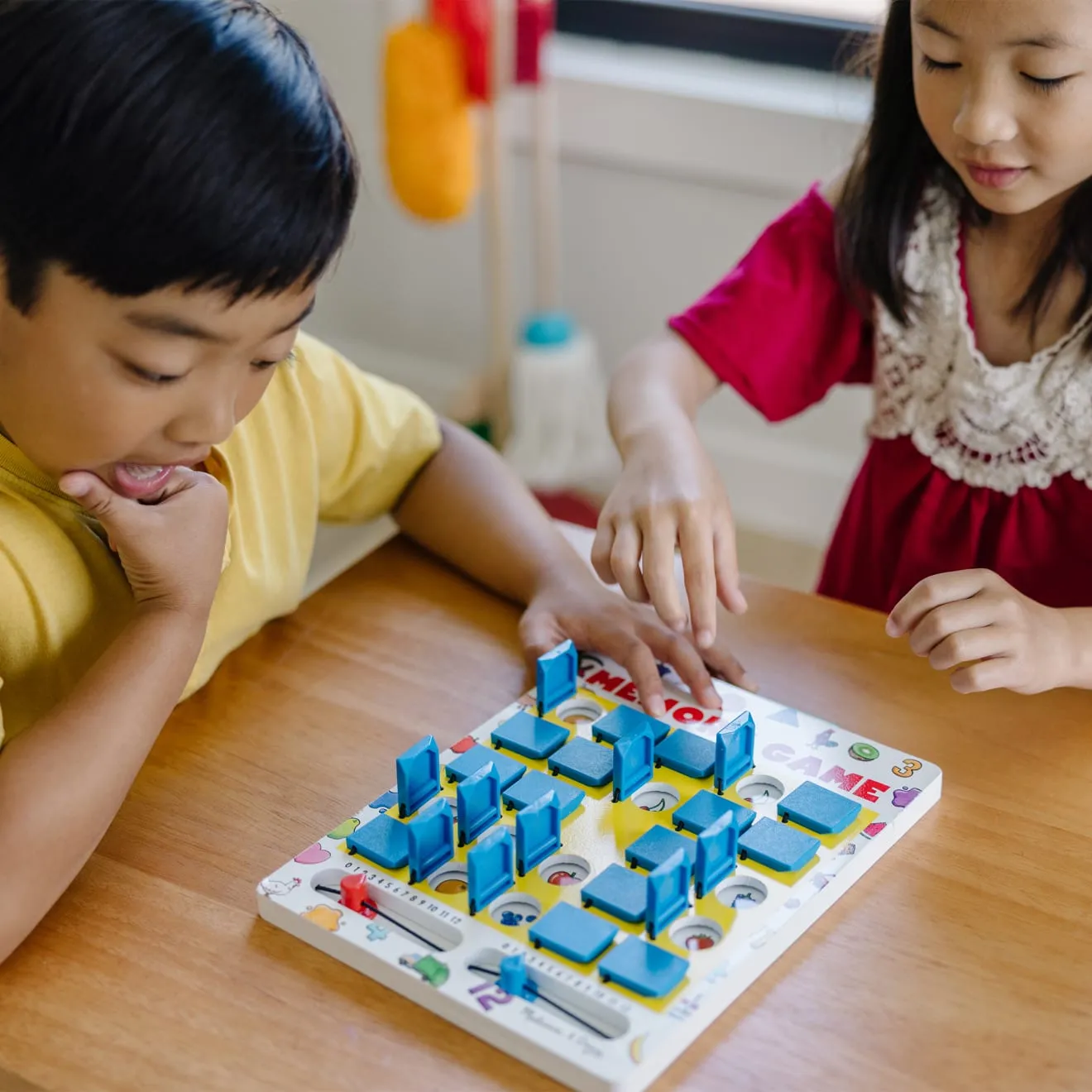 Melissa & Doug Flip-to-Win Memory Spiel Holz Reise
