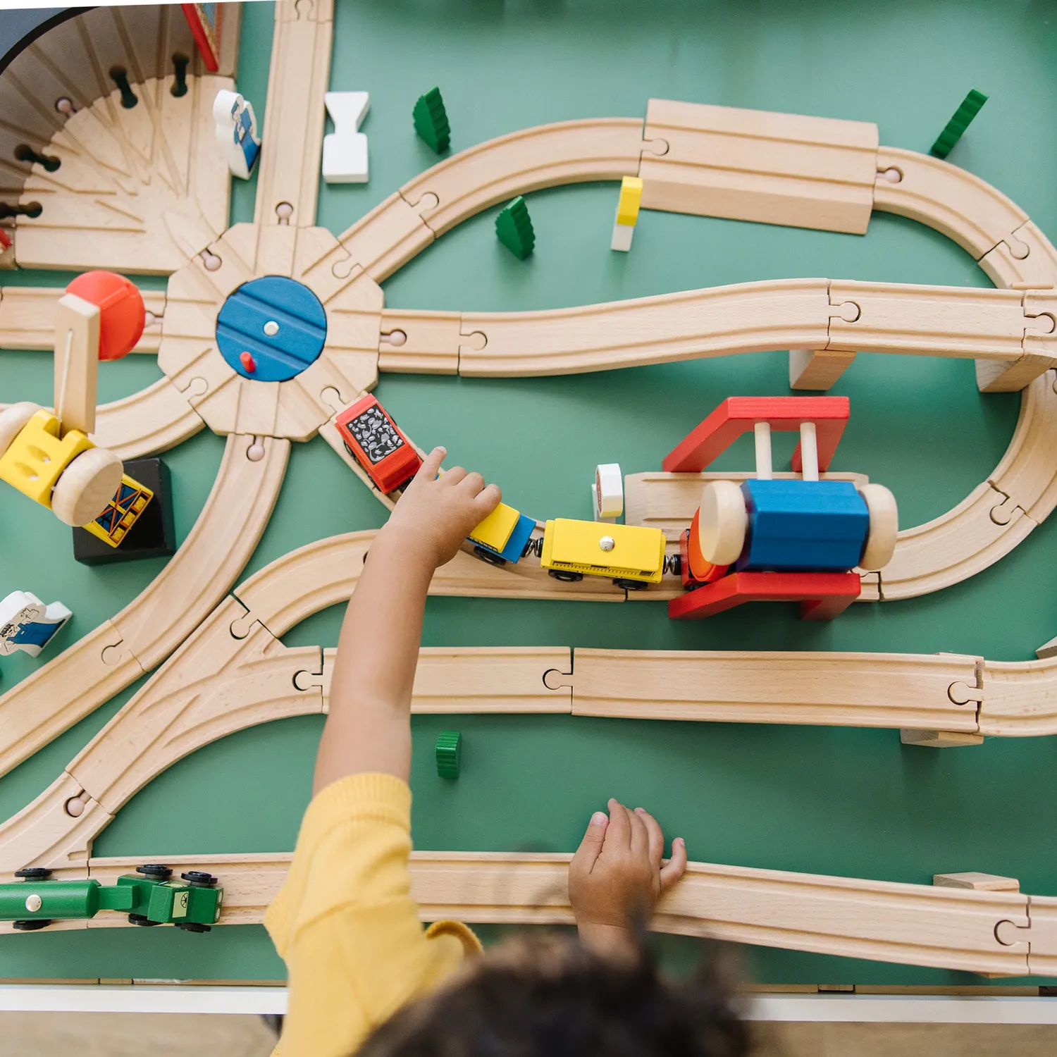 Melissa & Doug Wooden Railway Holzeisenbahn Set Bestseller