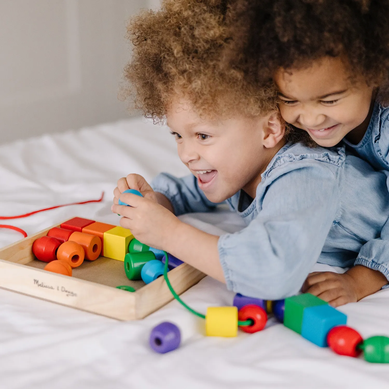 Melissa & Doug Primary Lacing Beads Fädelperlen Holz 30-tlg