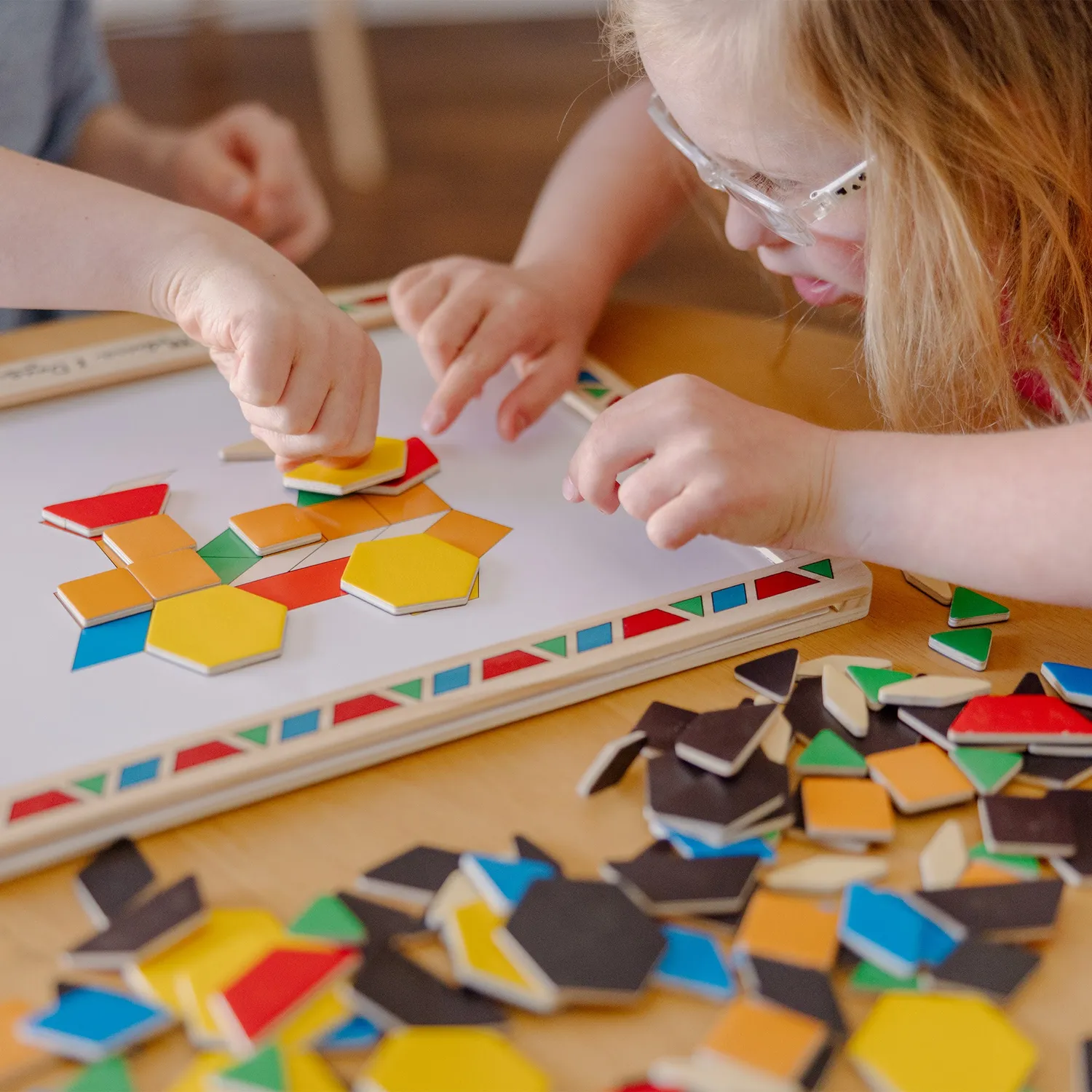 Melissa & Doug Wooden Magnetic Pattern Block Kit Legespiel 120-tlg