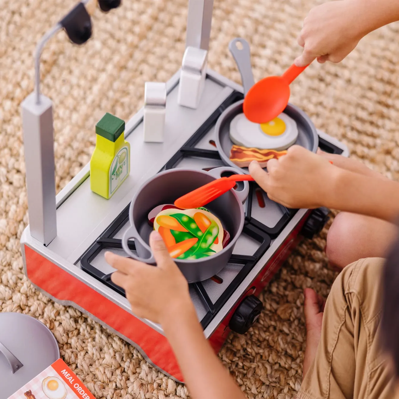 Melissa & Doug Deluxe Cooktop Spielherd Holz 19-teilig wendbar