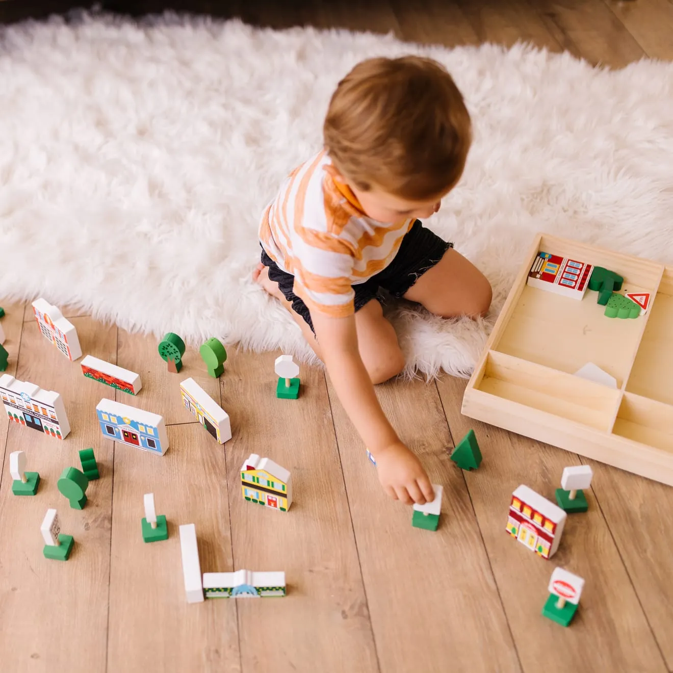 Melissa & Doug Wooden Town Holz-Stadt Spielset 32-teilig