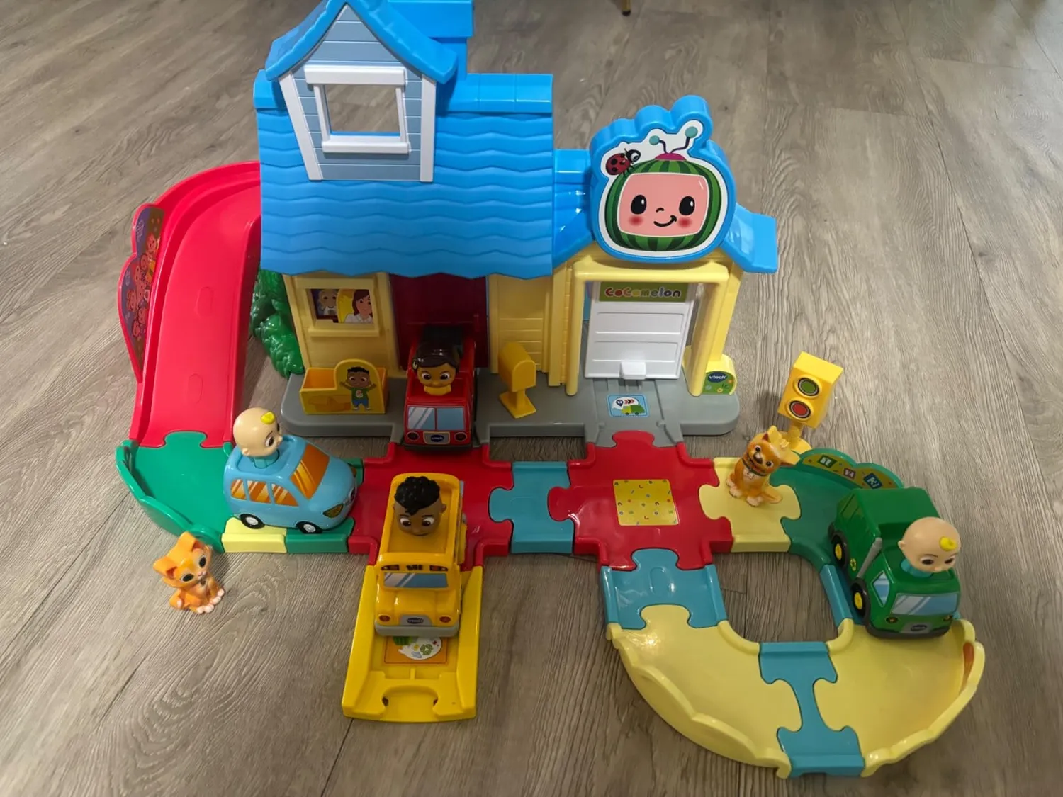 VTech Tut Tut Baby Flitzer Cocomelon JJs Spielhaus Schienenset