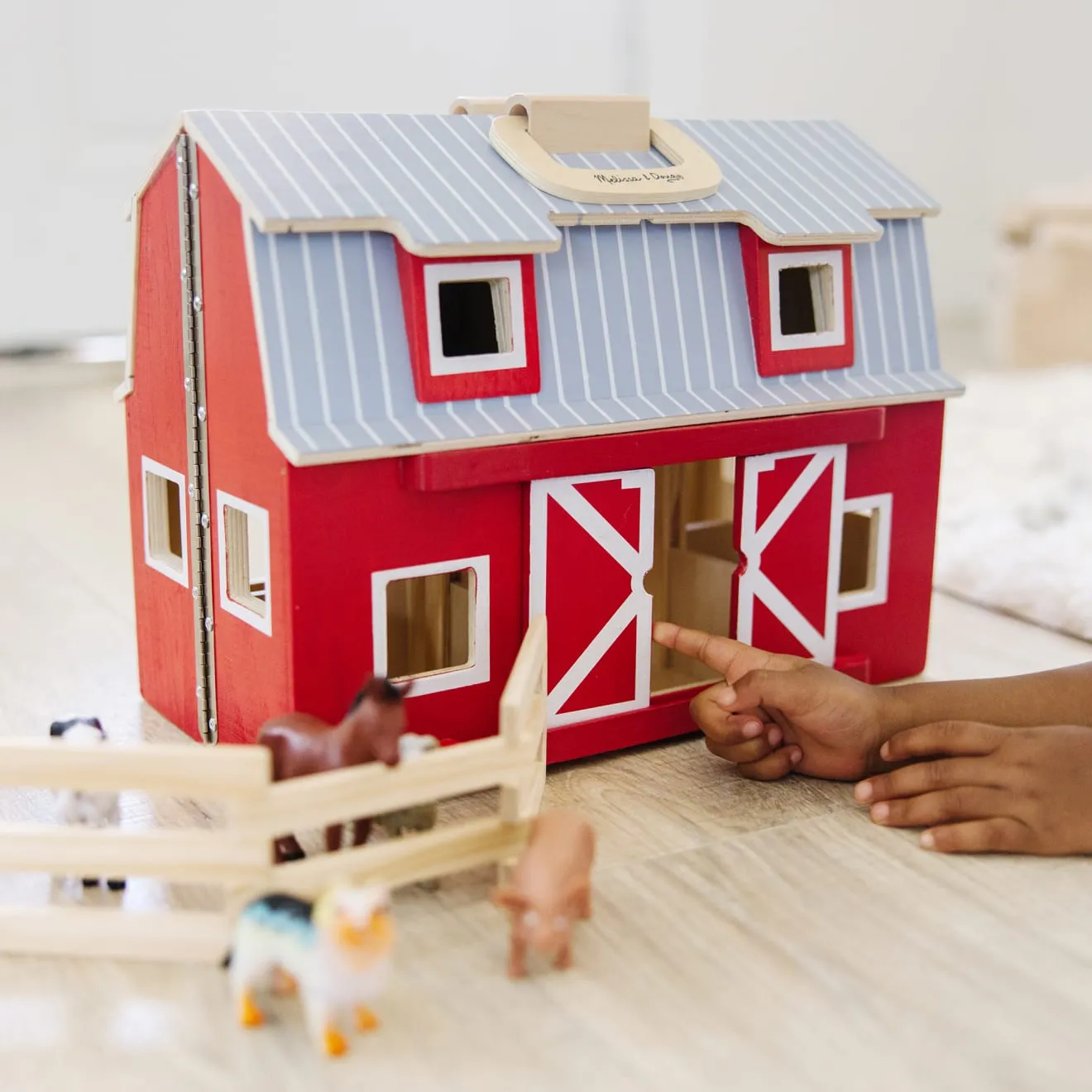 Melissa & Doug Fold & Go Barn Bauernhof Holz mit 7 Tieren