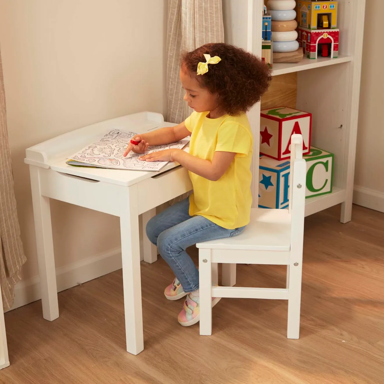 Melissa and Doug Lift-Top Kinderschreibtisch mit Stuhl Weiß mit Stauraum