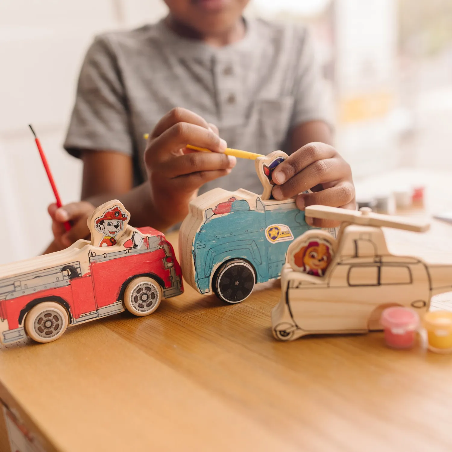 Melissa & Doug PAW Patrol Bastelset Holzfahrzeuge mit Farbe