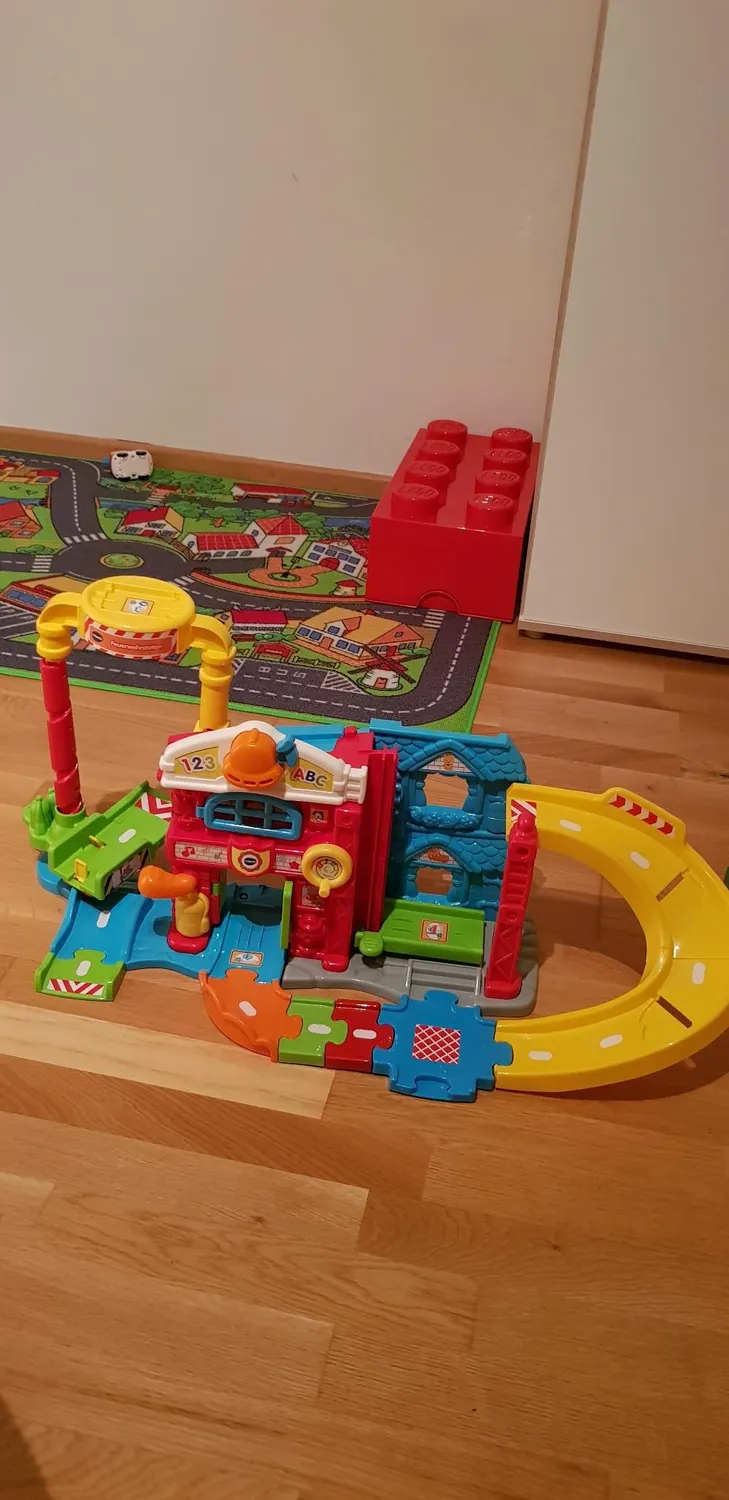 VTech Tut Tut Baby Flitzer Feuerwehrstation mit Auto Lieder