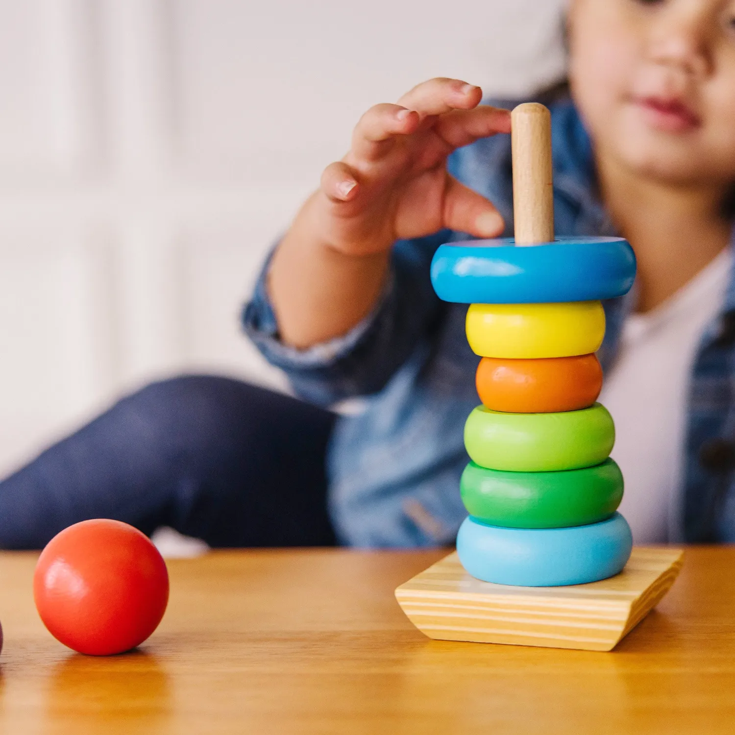 Melissa & Doug Rainbow Stacker Stapelturm Holz 8-tlg ab 1 Jahr