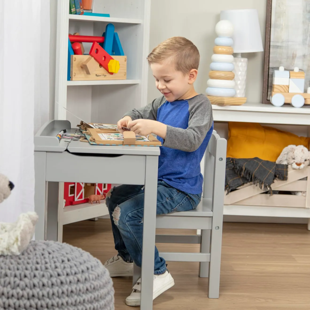 Melissa & Doug Lift-Top Desk Kinderschreibtisch mit Stuhl grau