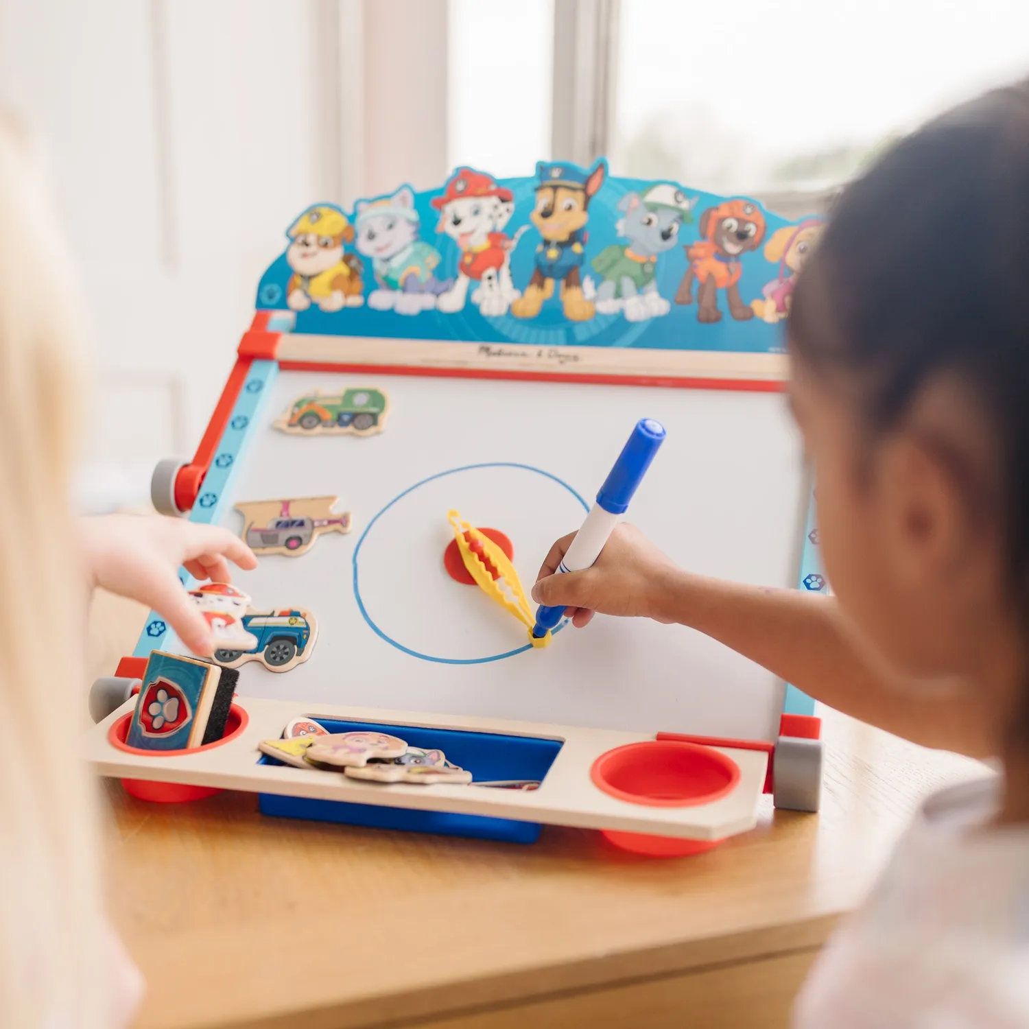 Melissa & Doug PAW Patrol Maltisch Holz mit Tafel und Rolle