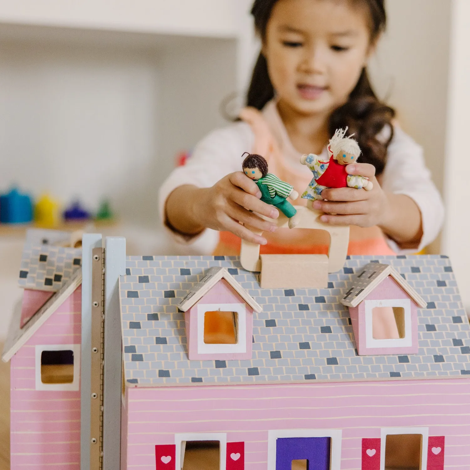 Melissa & Doug Fold Go Puppenhaus Holz klappbar mit Möbeln