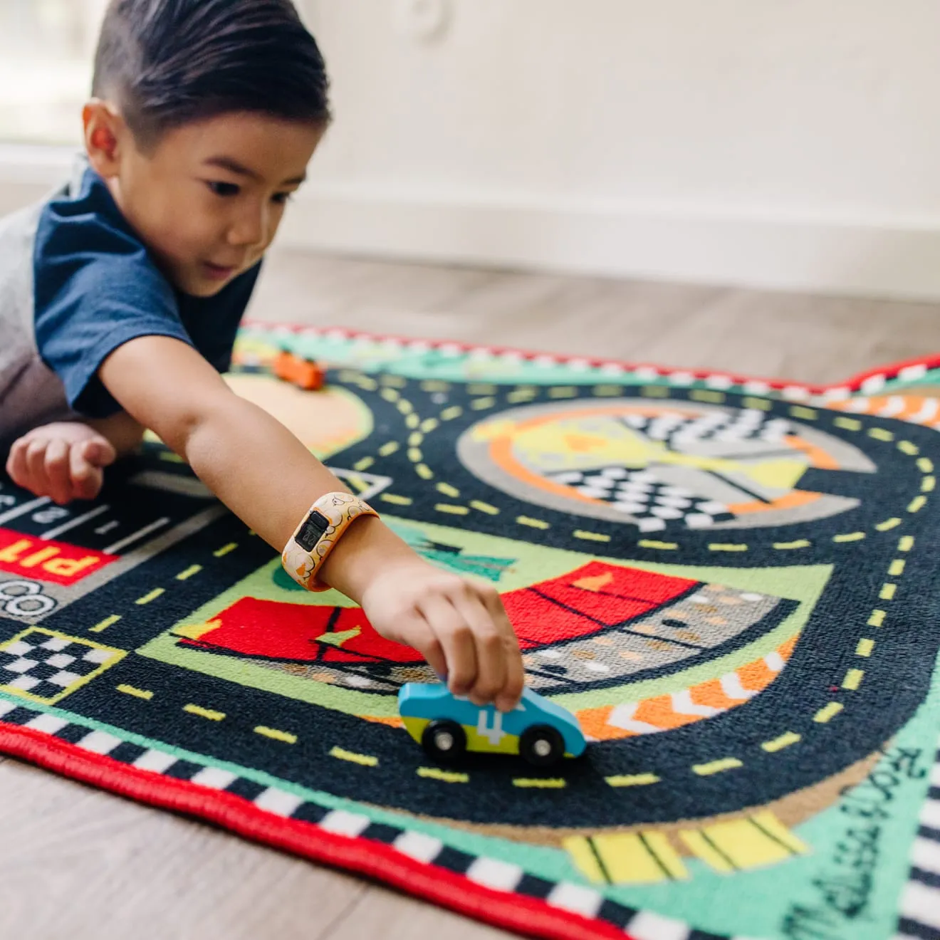 Melissa & Doug Speedway Rennteppich Spielteppich mit 4 Autos