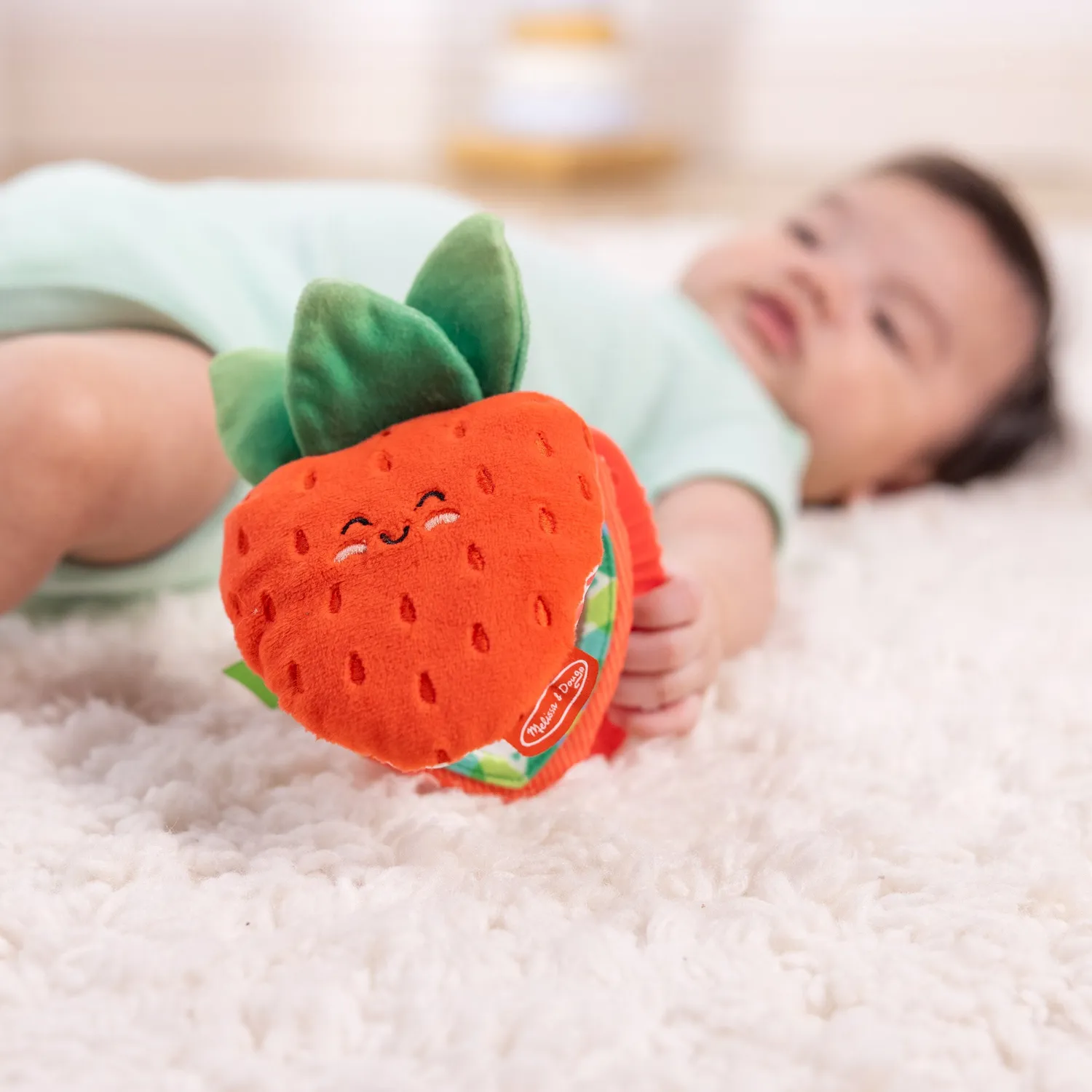 Melissa & Doug Peek-a-Boo Berry Anhängspielzeug Erdbeere 3-teilig