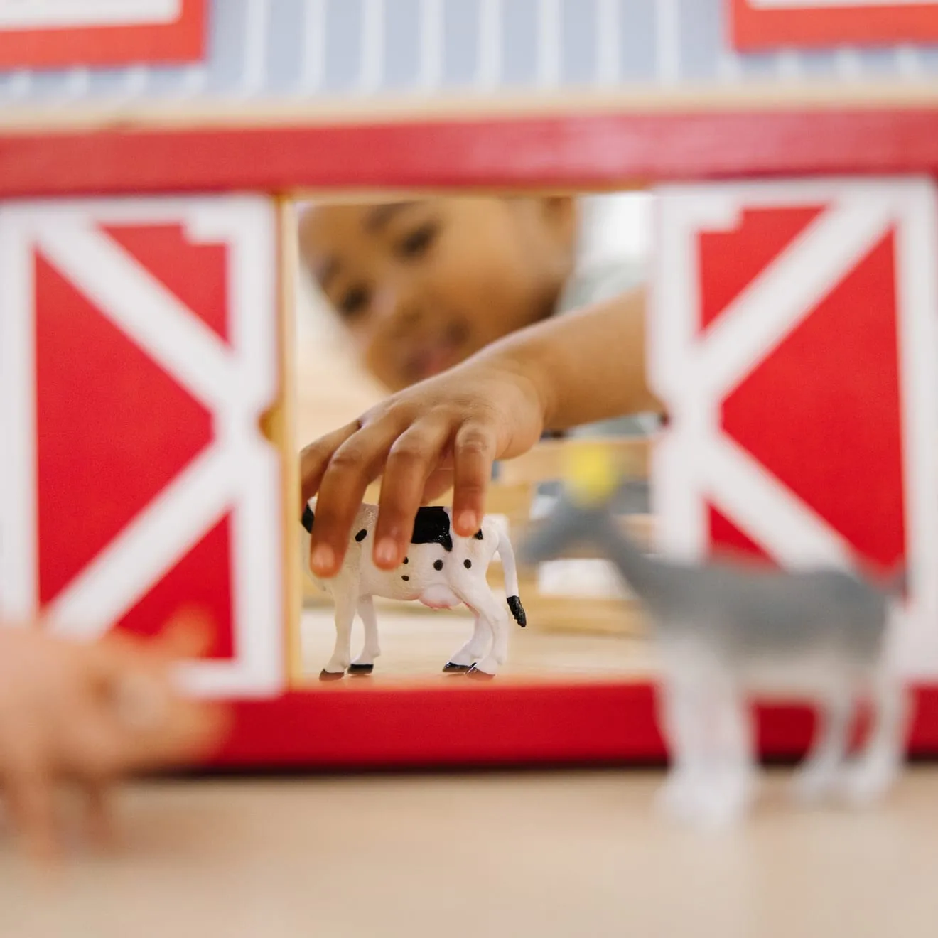 Melissa & Doug Fold & Go Barn Bauernhof Holz mit 7 Tieren