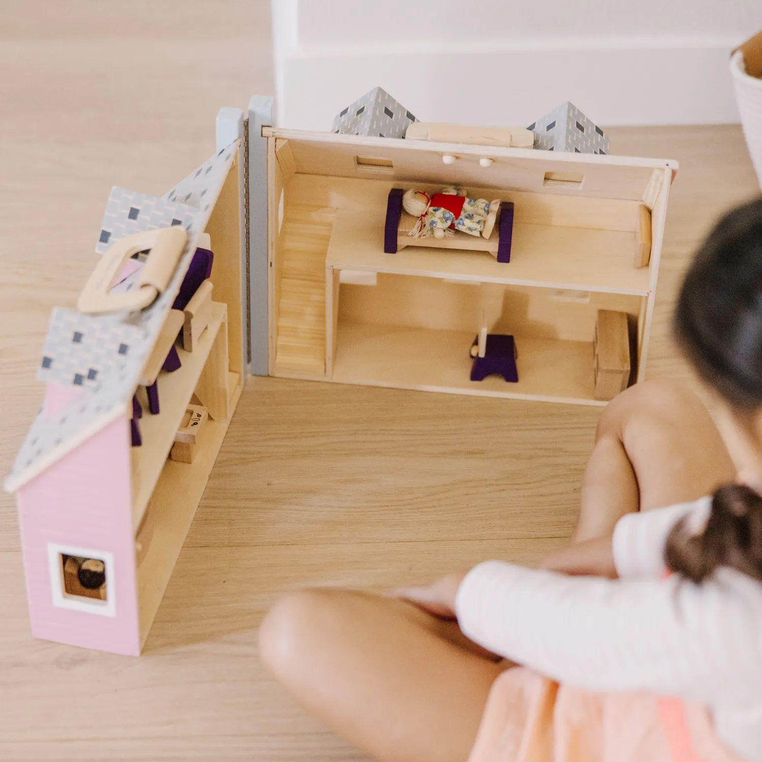 Melissa & Doug Fold Go Puppenhaus Holz klappbar mit Möbeln