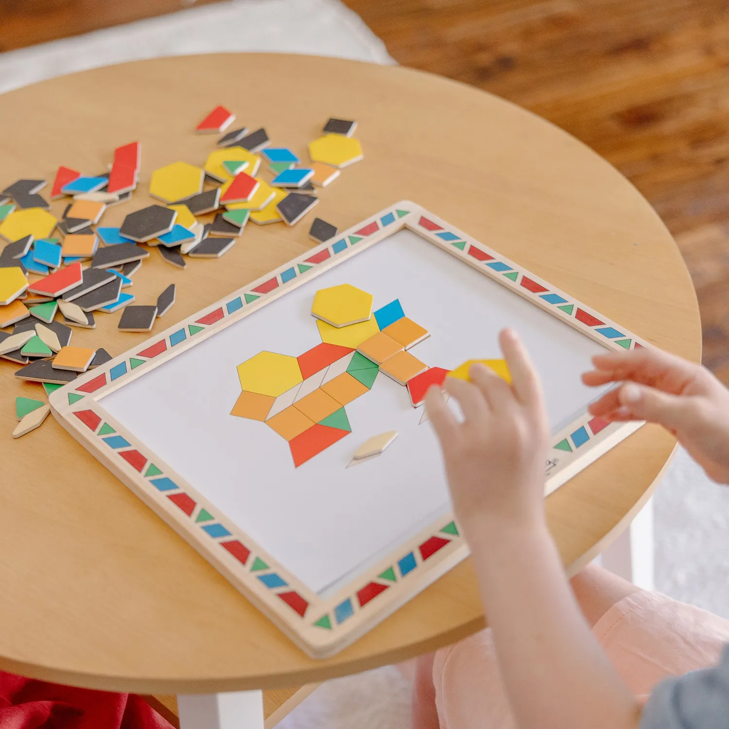 Melissa & Doug Wooden Magnetic Pattern Block Kit Legespiel 120-tlg