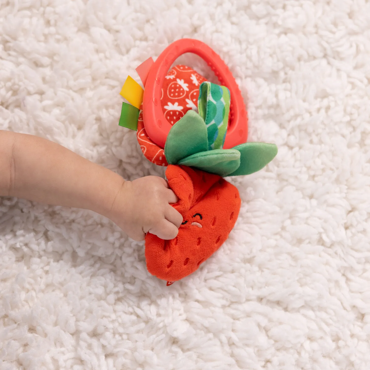 Melissa & Doug Peek-a-Boo Berry Anhängspielzeug Erdbeere 3-teilig