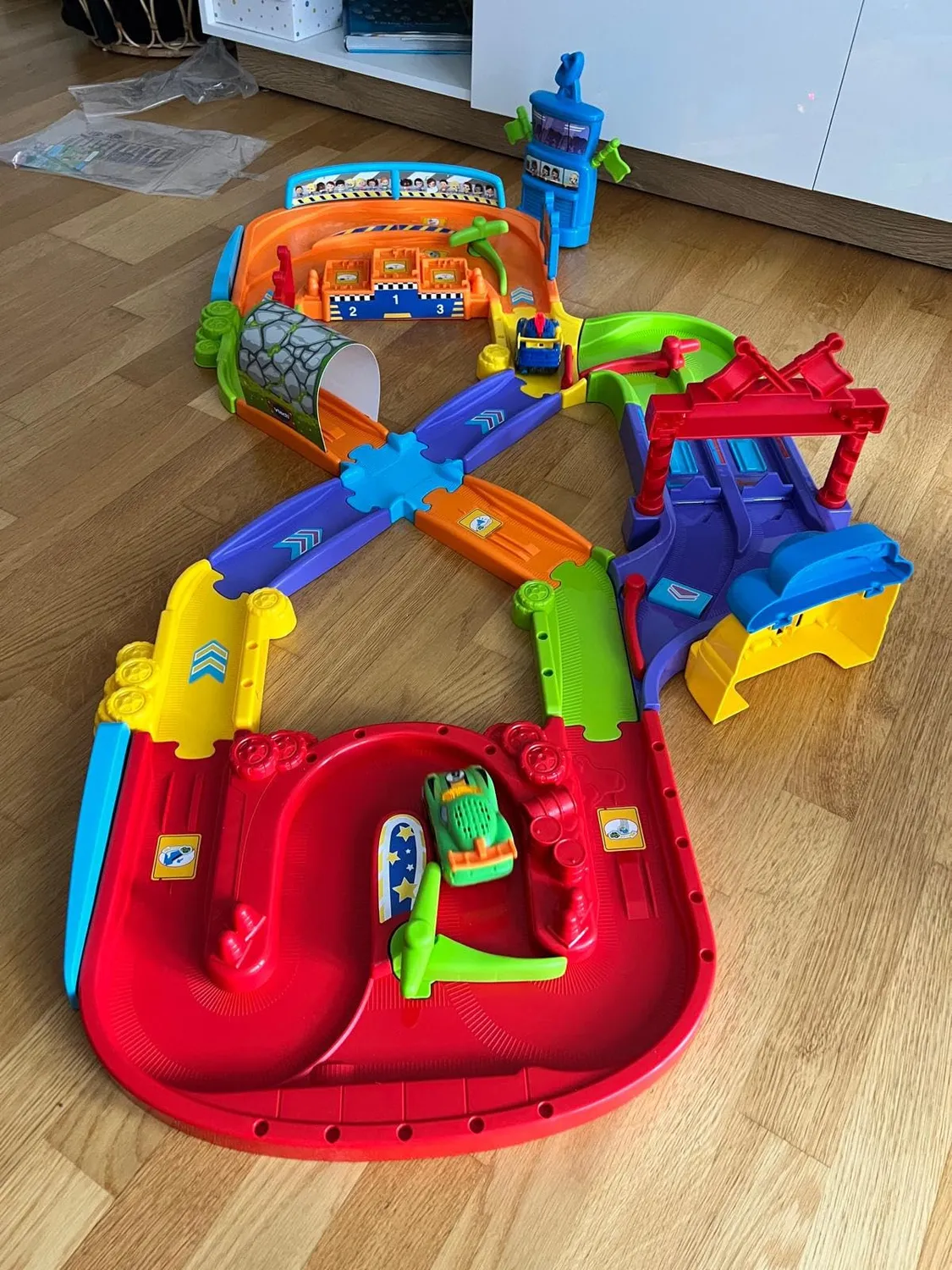 VTech Tut Tut Baby Flitzer RC Autorennbahn Spielset mit Fernbedienung