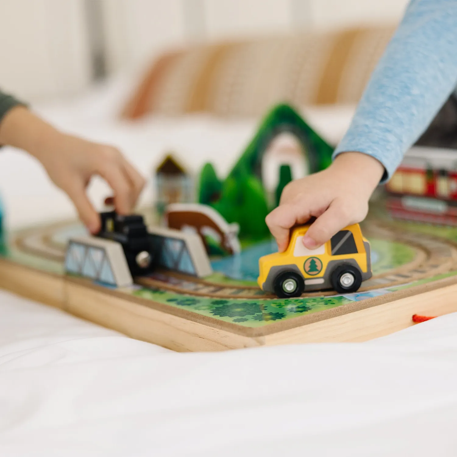 Melissa & Doug Take-Along Railroad Holzeisenbahn Koffer