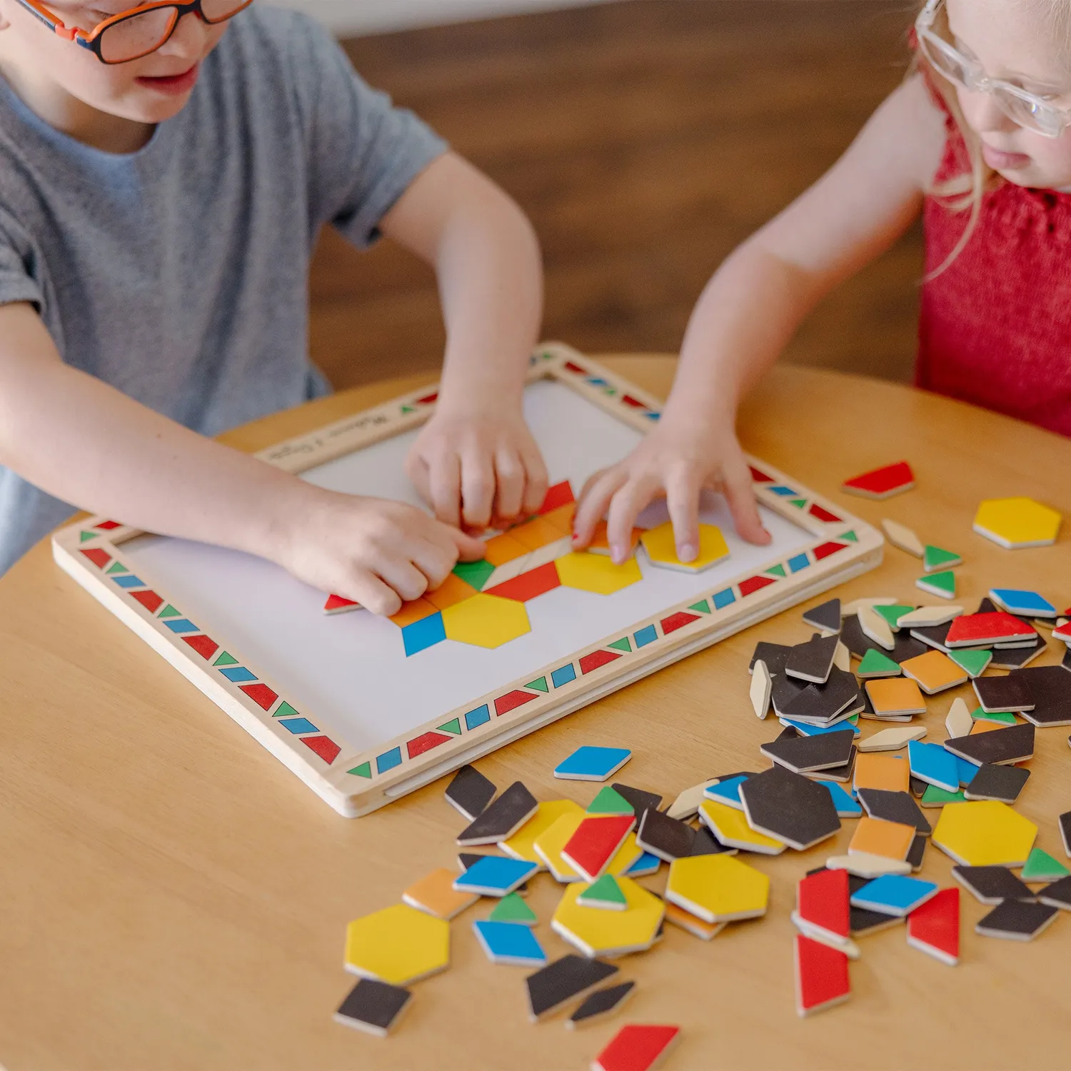 Melissa & Doug Wooden Magnetic Pattern Block Kit Legespiel 120-tlg