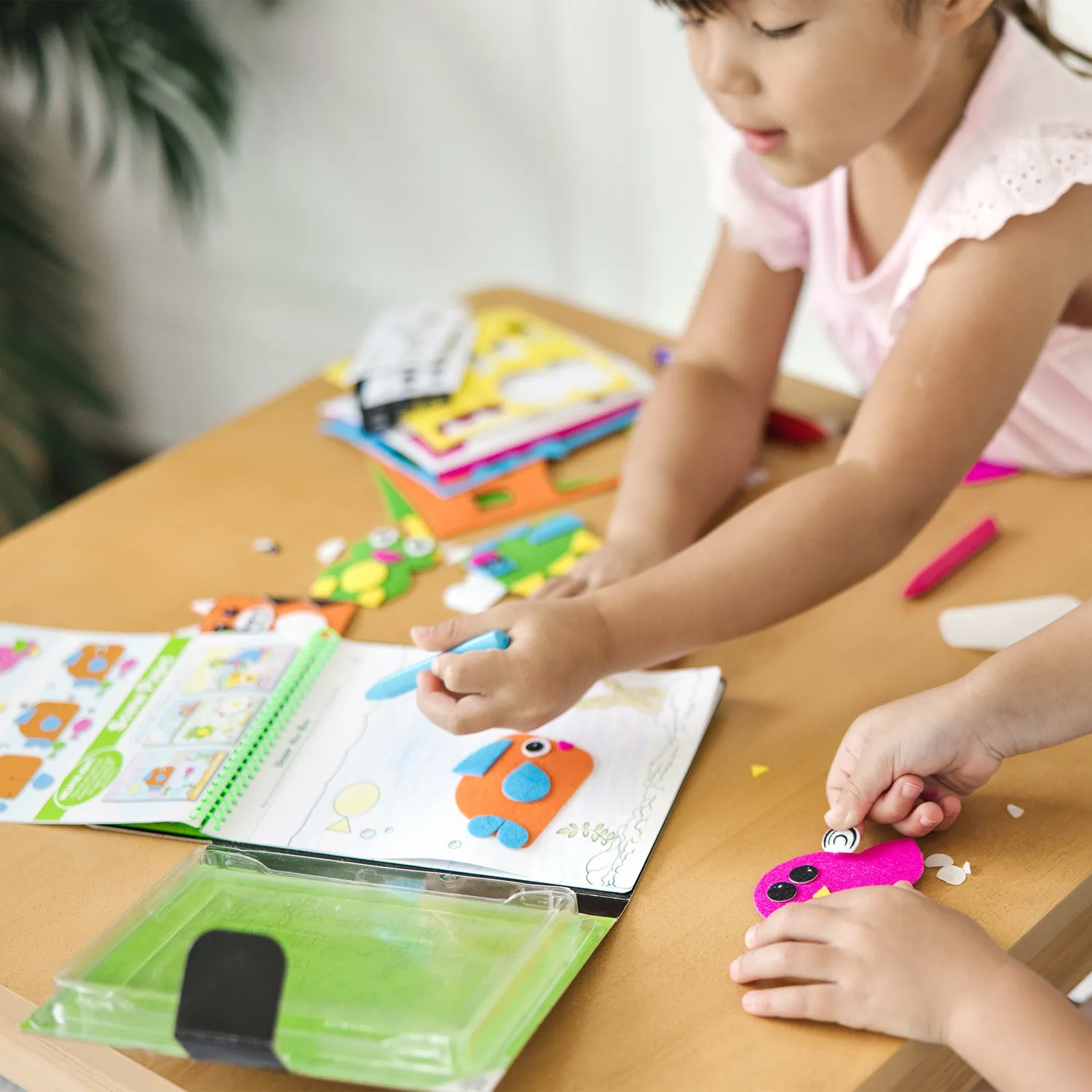 Melissa & Doug On-the-Go Felt Friends Filzsticker-Bastelset