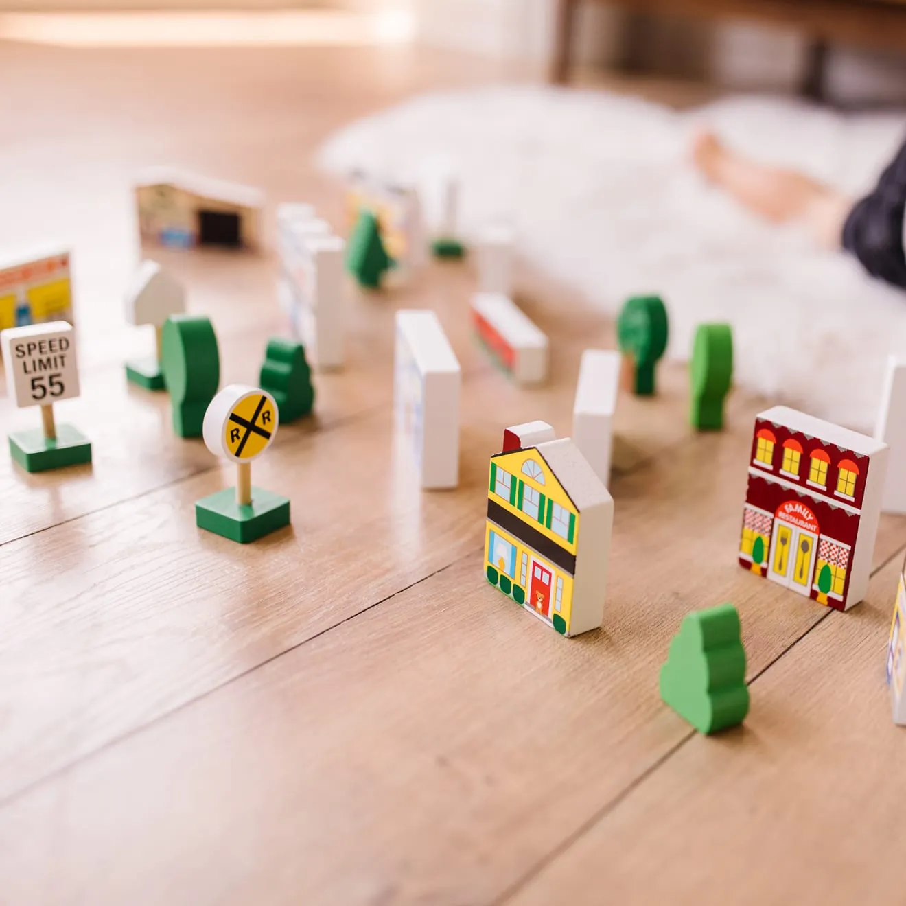 Melissa & Doug Wooden Town Holz-Stadt Spielset 32-teilig