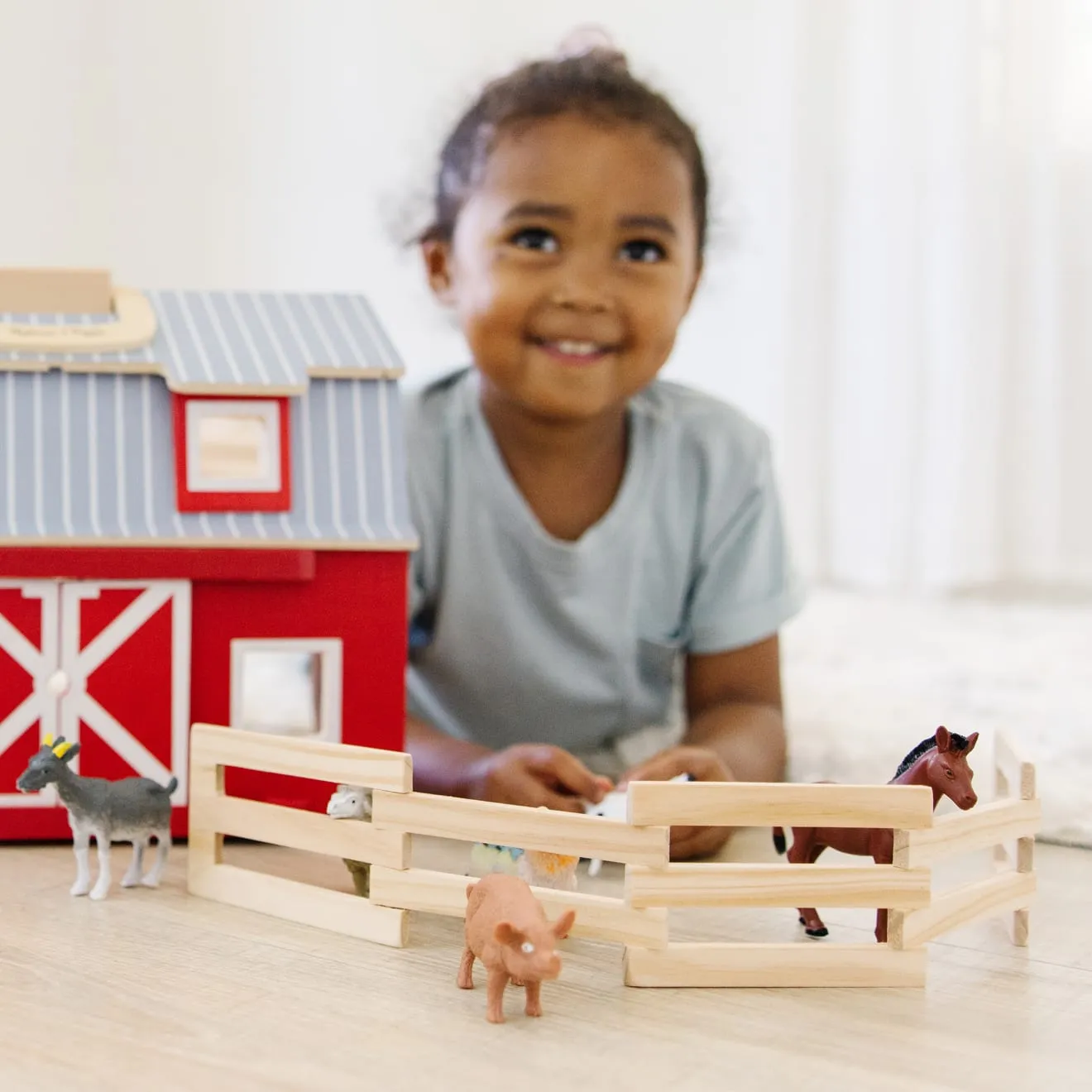 Melissa & Doug Fold & Go Barn Bauernhof Holz mit 7 Tieren